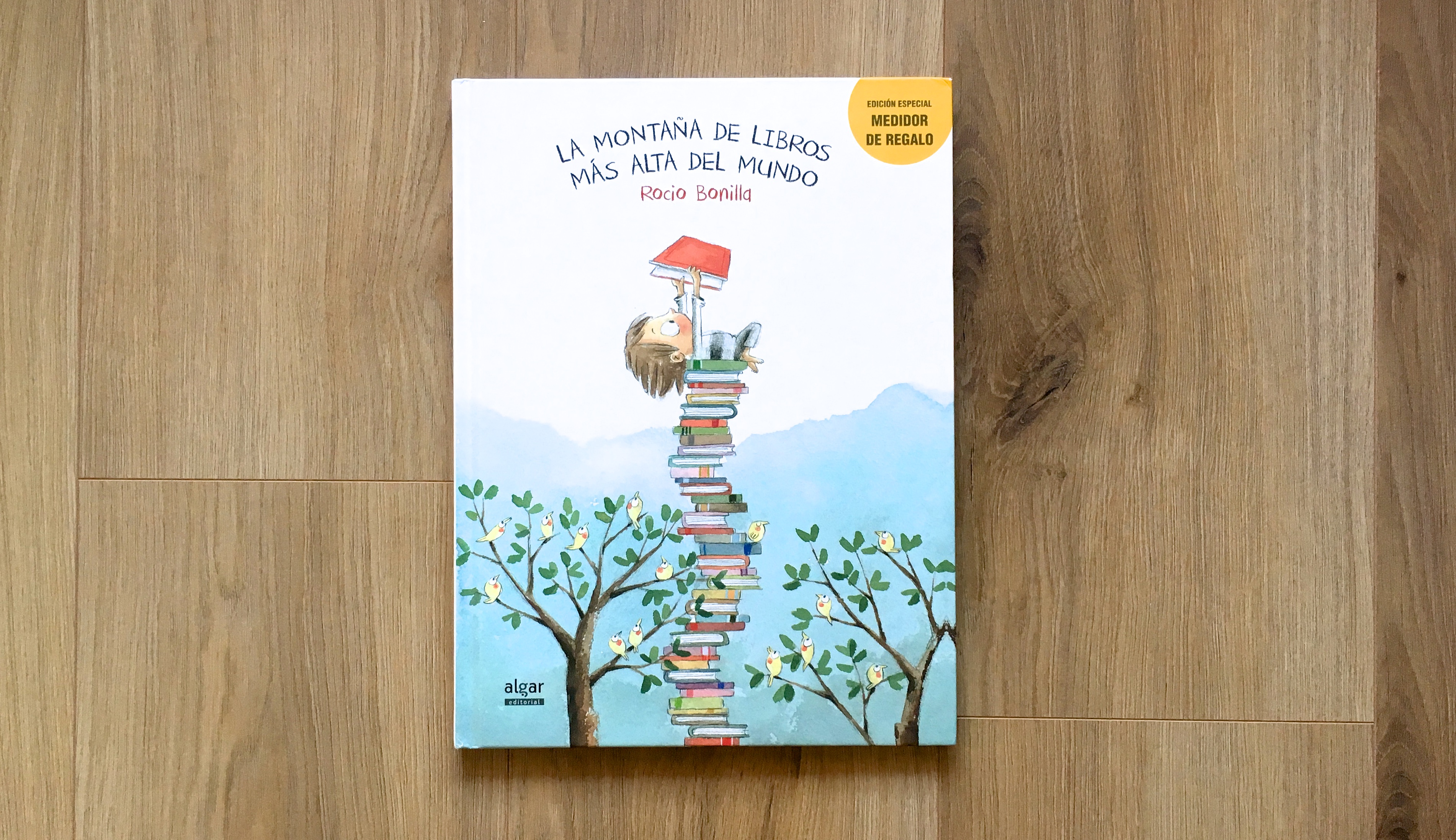 Leyendo La montaña de libros más alta del mundo Reseña Las manos